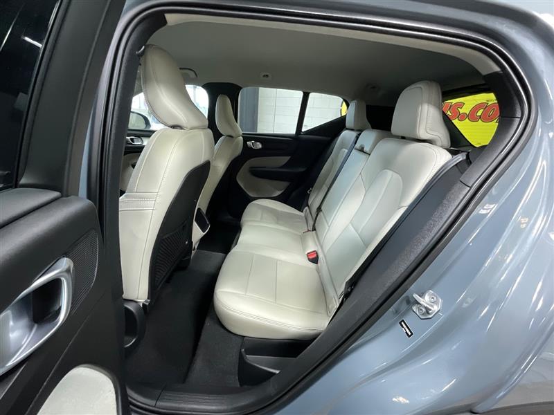 2021 VOLVO XC40 MOMENTUM