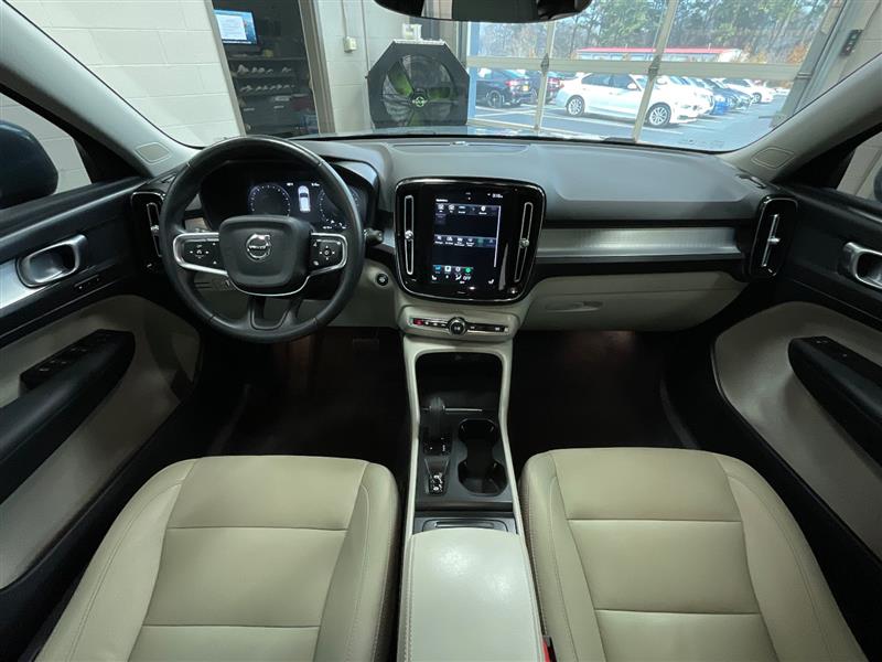 2021 VOLVO XC40 MOMENTUM