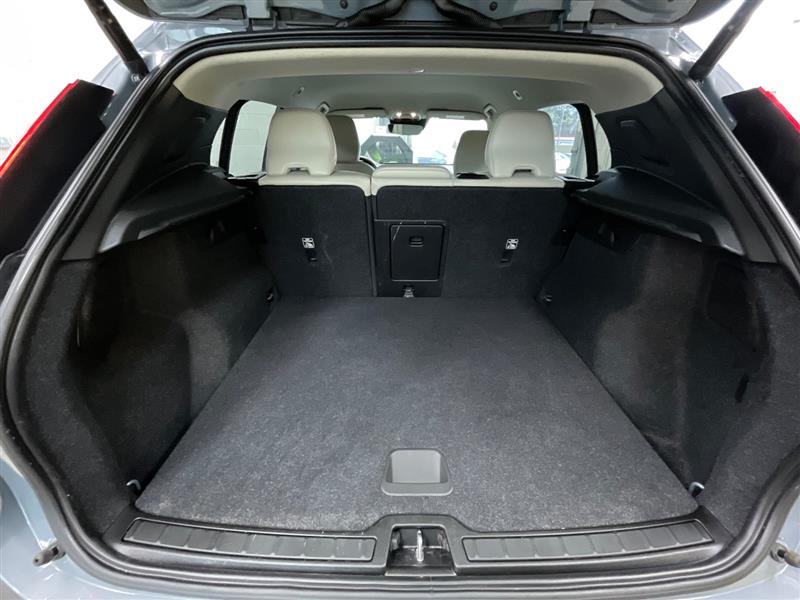 2021 VOLVO XC40 MOMENTUM