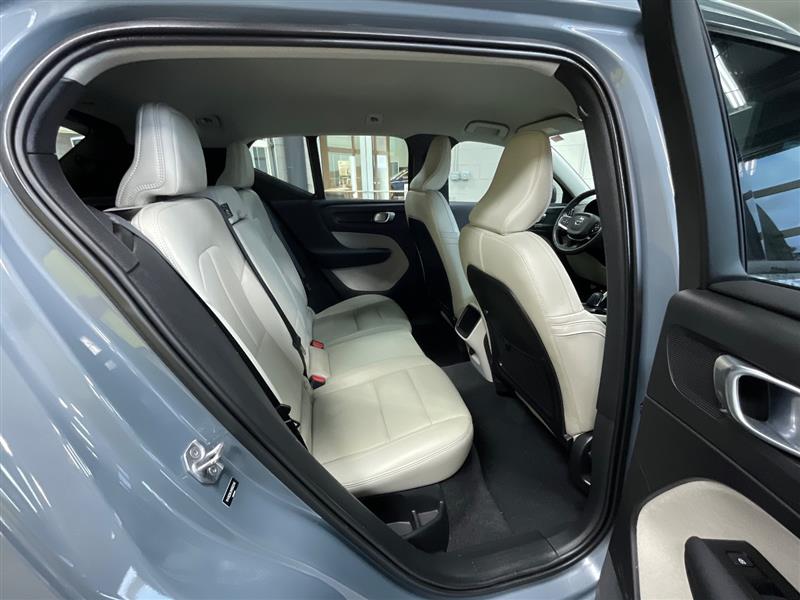 2021 VOLVO XC40 MOMENTUM