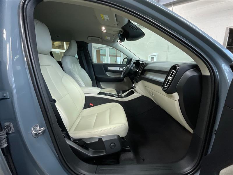 2021 VOLVO XC40 MOMENTUM