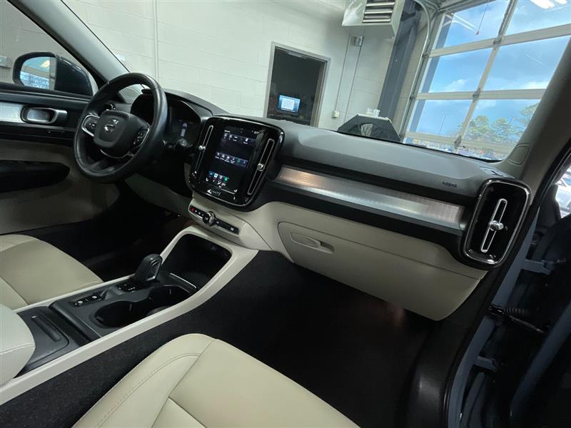 2021 VOLVO XC40 MOMENTUM