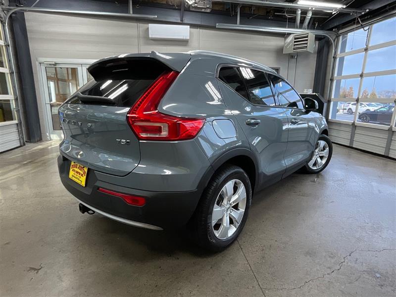 2021 VOLVO XC40 MOMENTUM