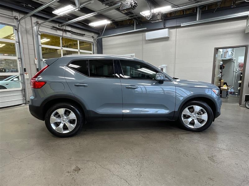 2021 VOLVO XC40 MOMENTUM