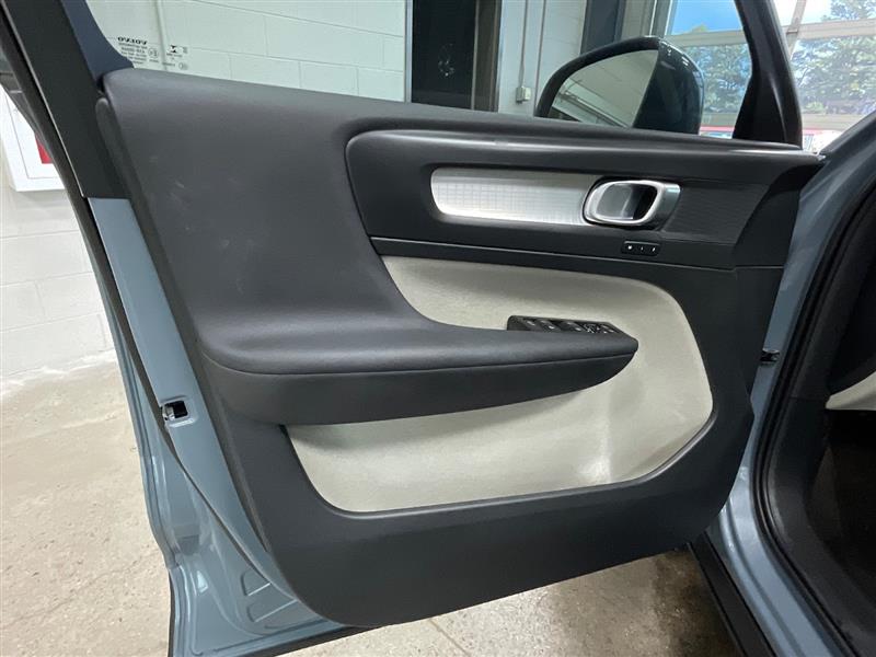 2021 VOLVO XC40 MOMENTUM