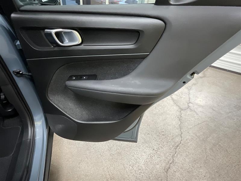 2021 VOLVO XC40 MOMENTUM