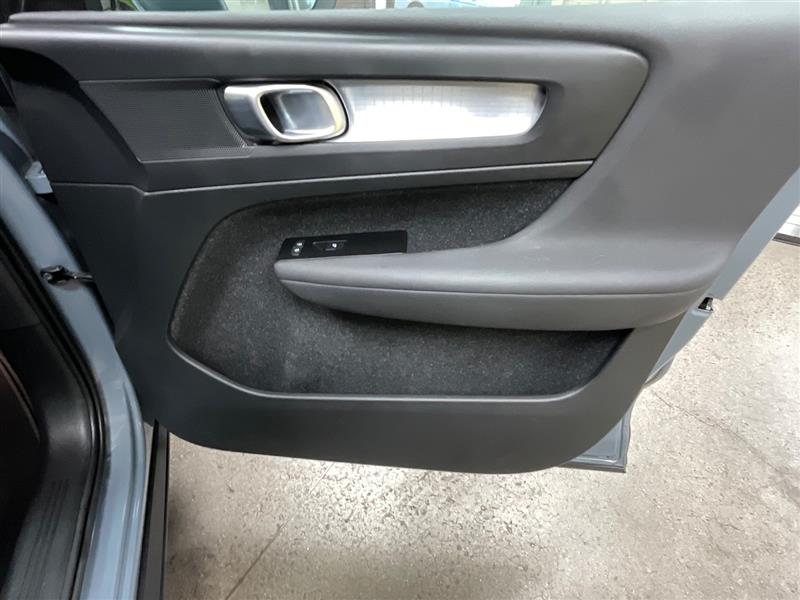 2021 VOLVO XC40 MOMENTUM