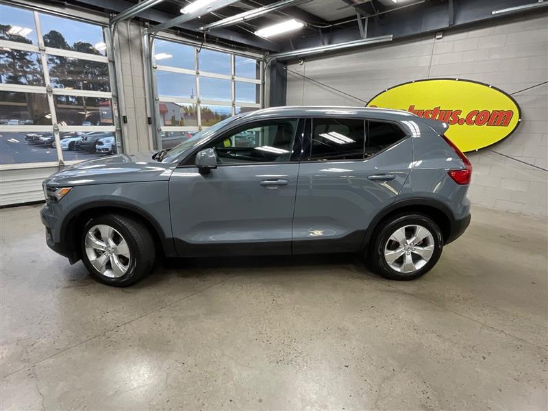 2021 VOLVO XC40 MOMENTUM