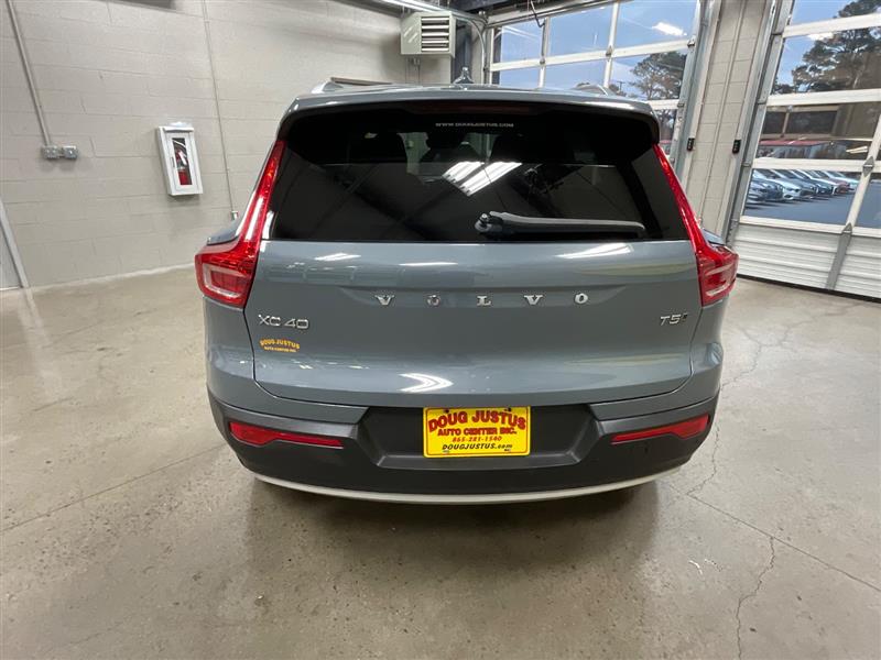 2021 VOLVO XC40 MOMENTUM