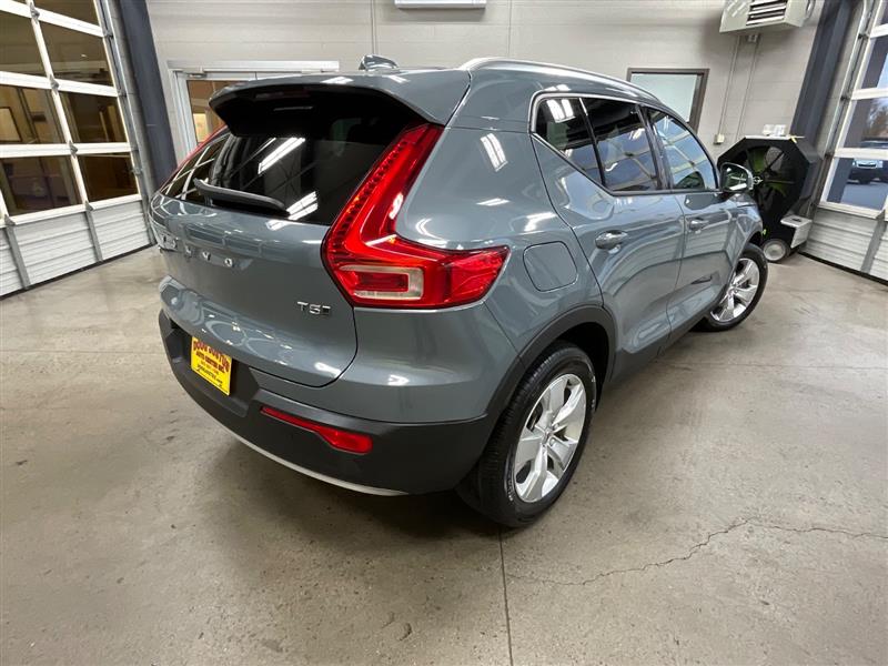 2021 VOLVO XC40 MOMENTUM