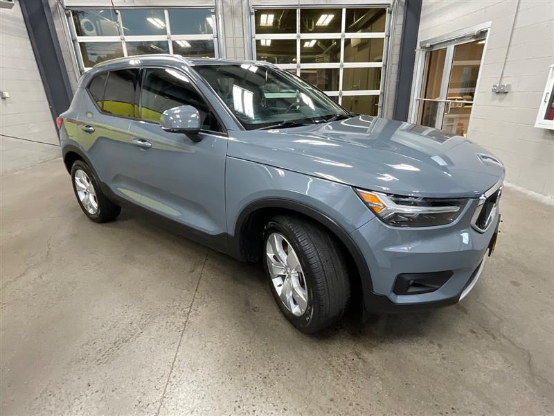 2021 VOLVO XC40 MOMENTUM