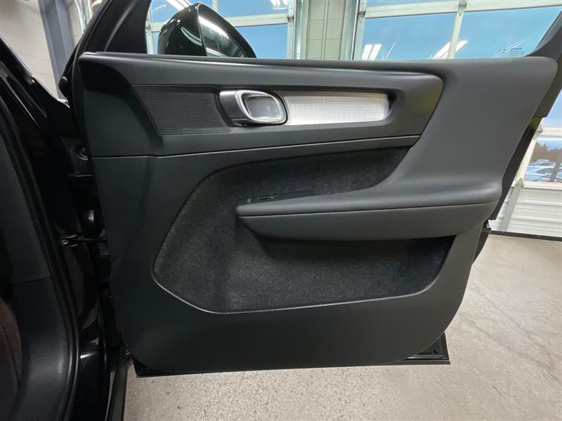 2024 VOLVO XC40 Core Dark Theme