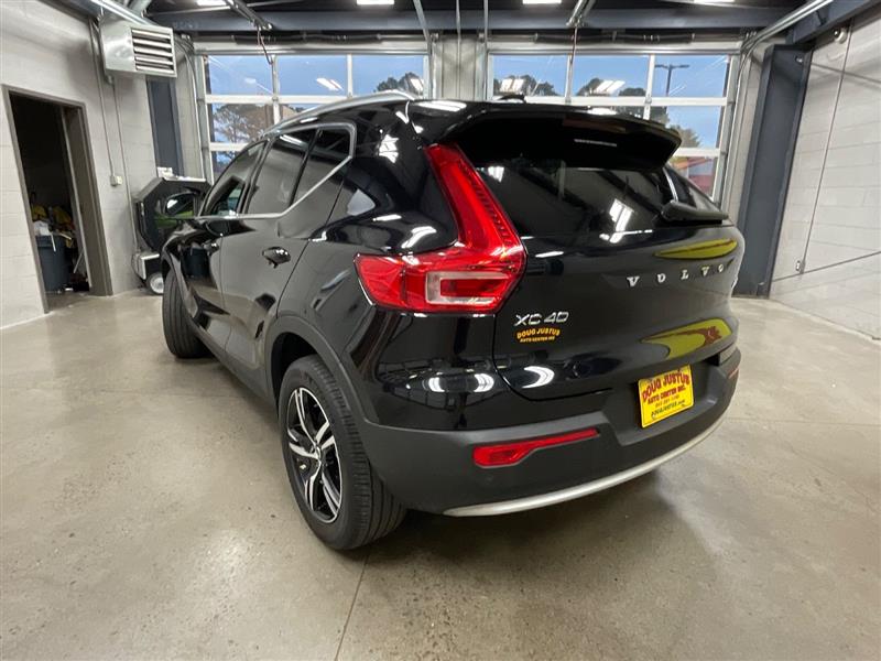 2024 VOLVO XC40 Core Dark Theme