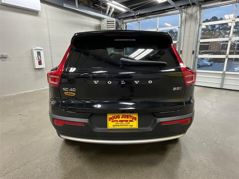 2024 VOLVO XC40 Core Dark Theme