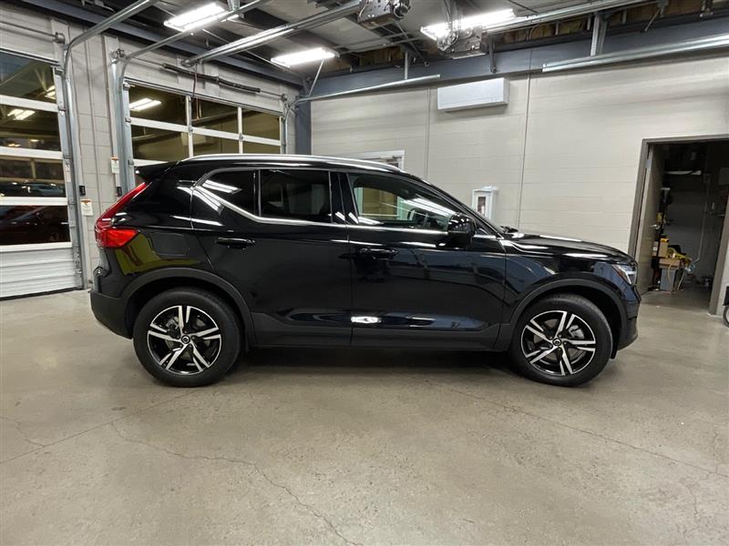 2024 VOLVO XC40 Core Dark Theme