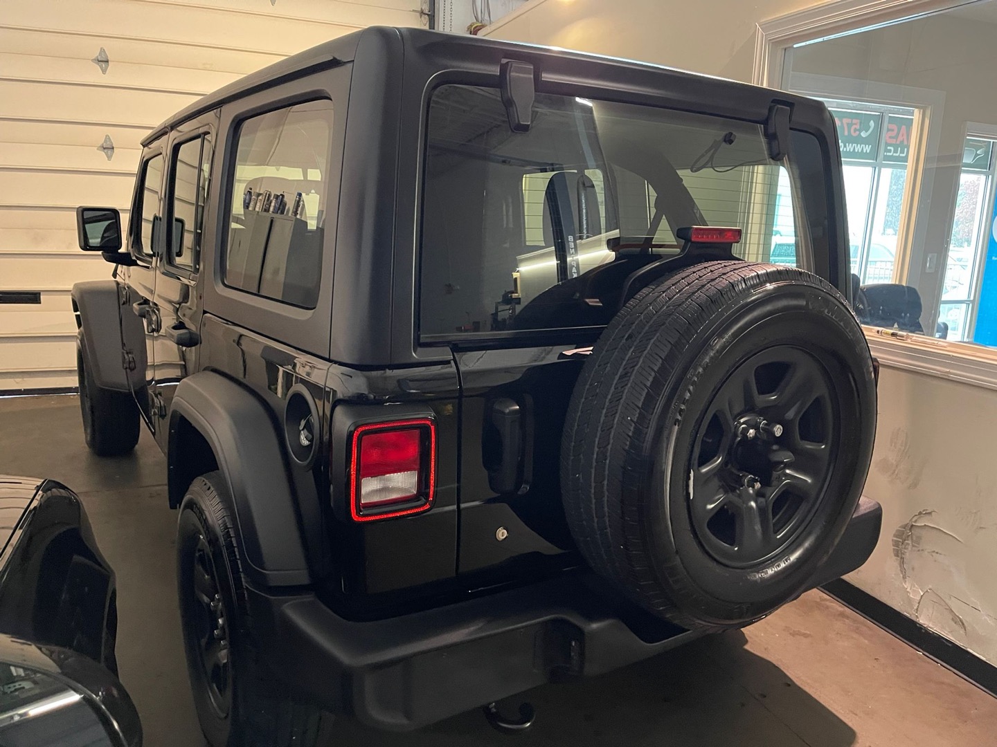 2023 Jeep Wrangler 4-Door Sport photo 8