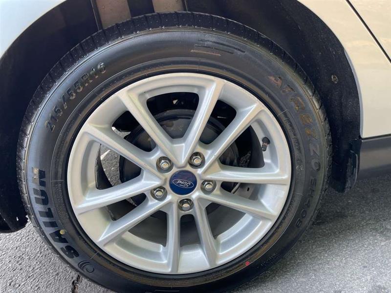2015 Ford Focus SE photo 29