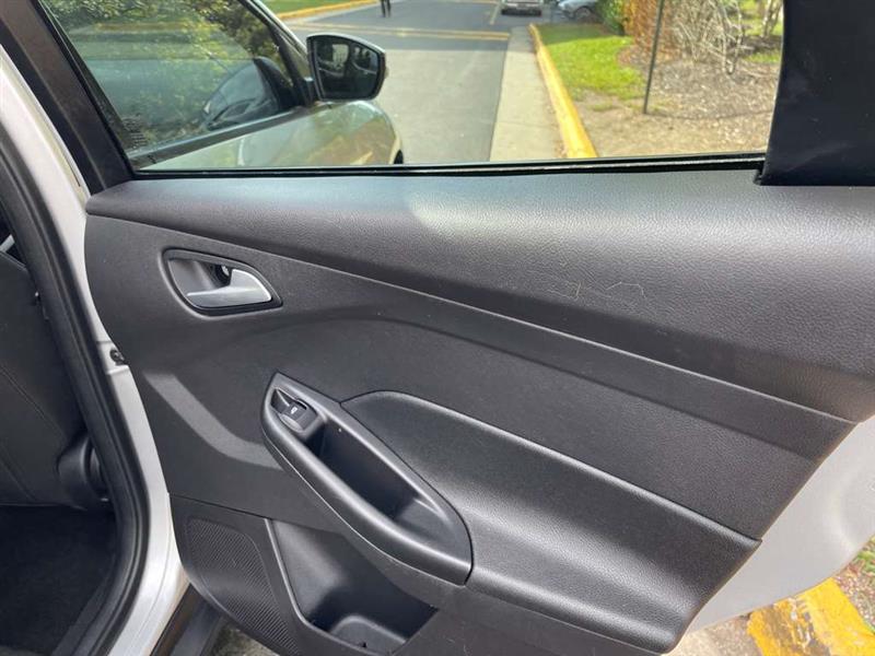 2015 Ford Focus SE photo 23