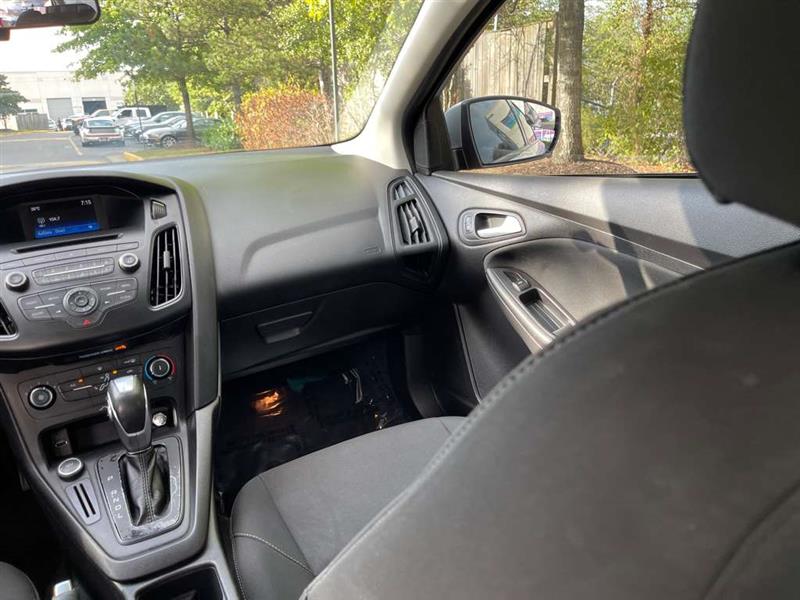 2015 Ford Focus SE photo 44
