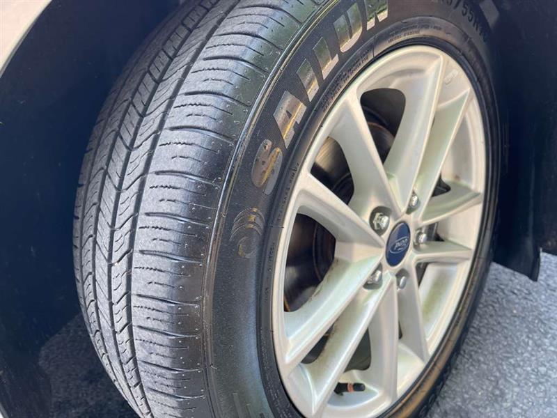 2015 Ford Focus SE photo 28