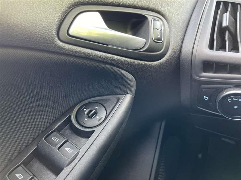 2015 Ford Focus SE photo 15