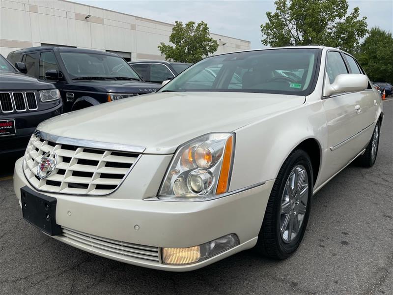 2011 Cadillac DTS Premium Collection's photo