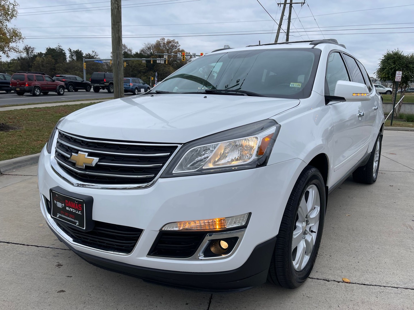 2016 Chevrolet Traverse 1LT photo 2