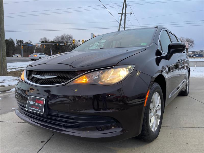 2017 Chrysler Pacifica Touring's photo