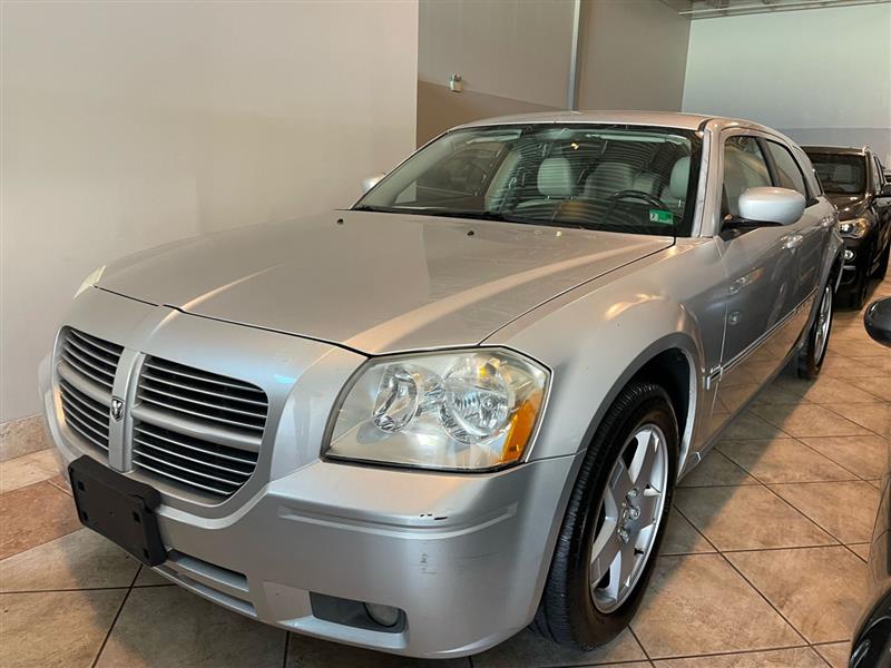 2005 Dodge Magnum R/T's photo