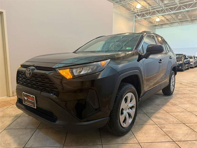 2021 Toyota RAV4 LE's photo