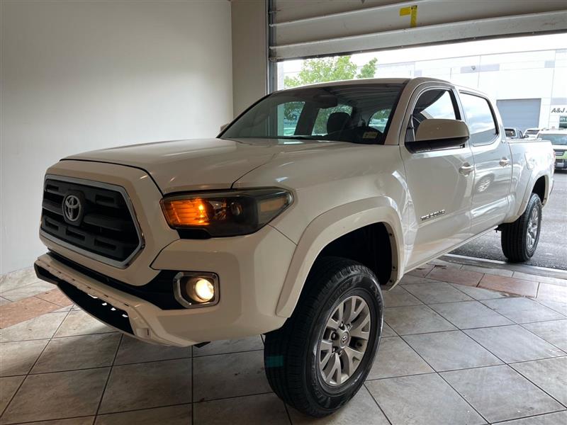 2017 Toyota Tacoma SR5's photo