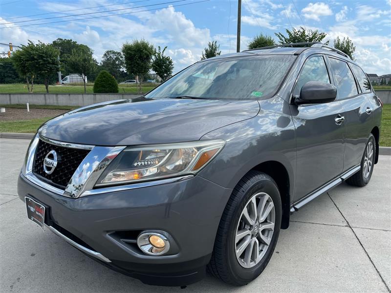 2015 Nissan Pathfinder SV's photo