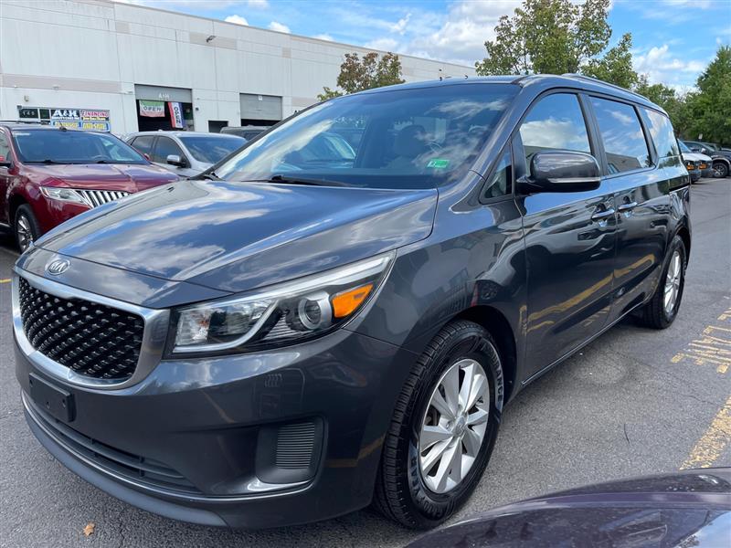 2016 Kia Sedona LX's photo