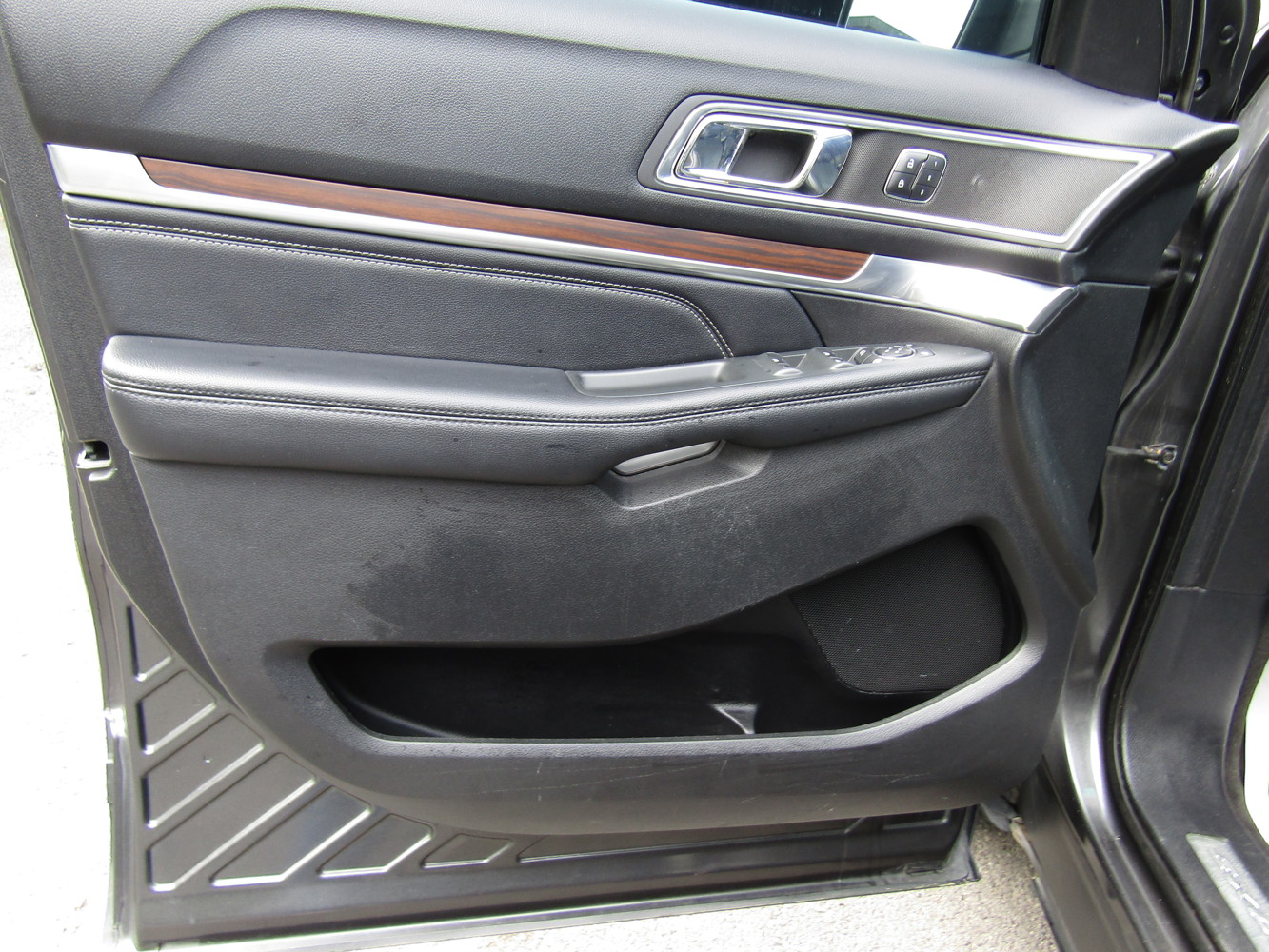 2017 Ford Explorer Limited photo 2