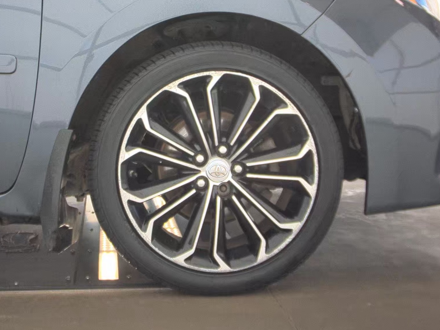 2014 Toyota Corolla LE photo 9