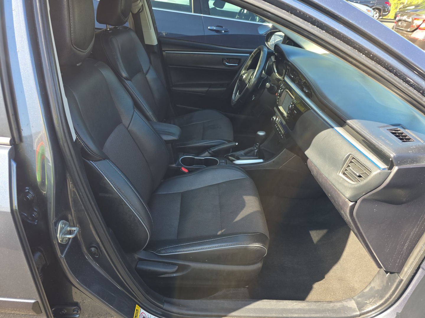 2014 Toyota Corolla LE photo 5