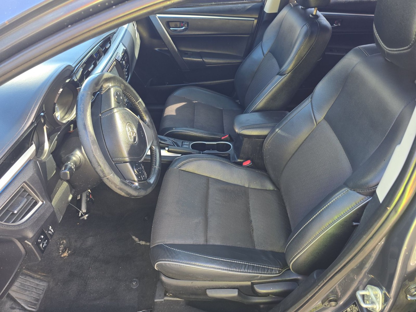 2014 Toyota Corolla LE photo 6