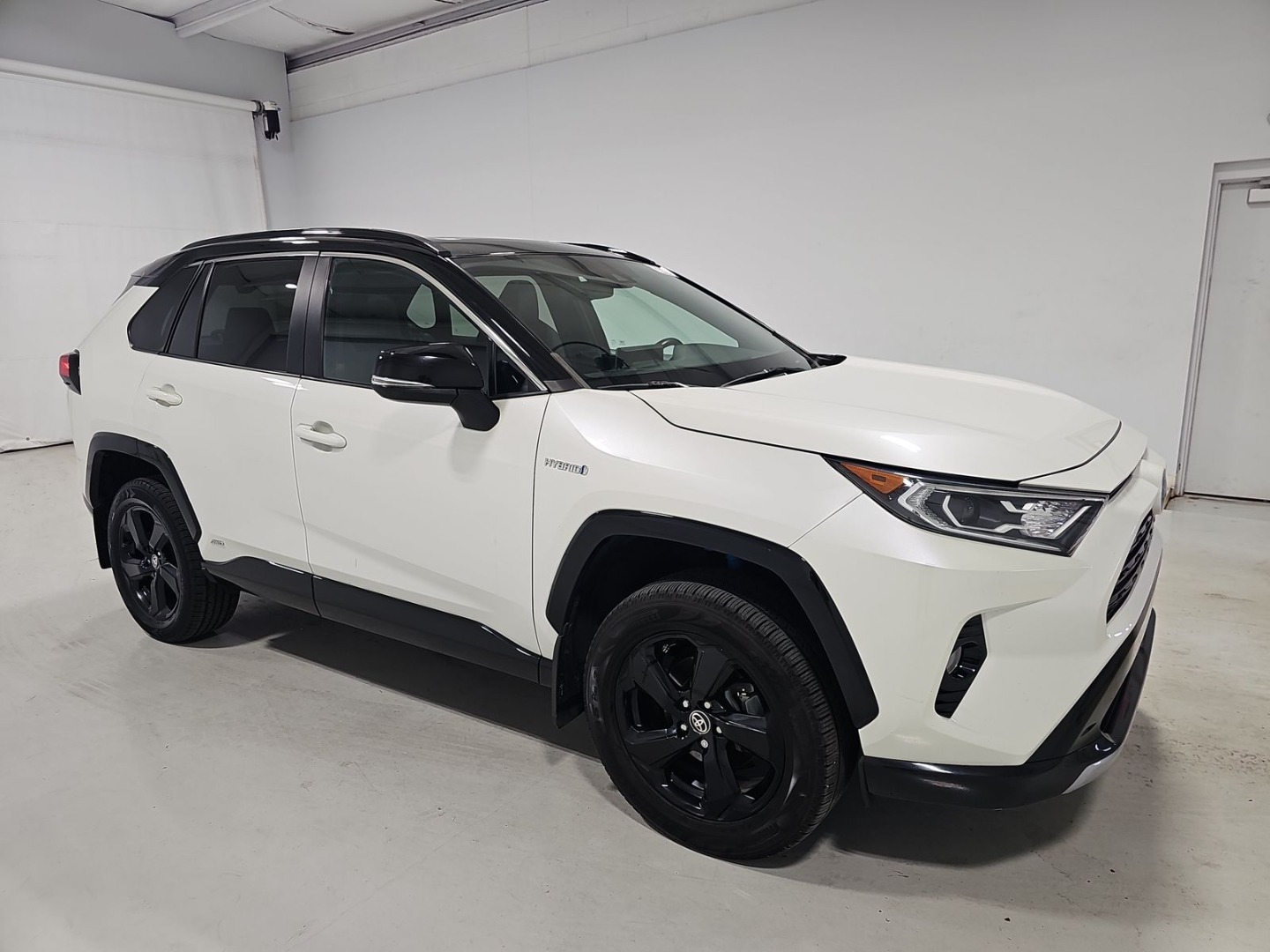 2021 Toyota RAV4 Hybrid XSE photo 6