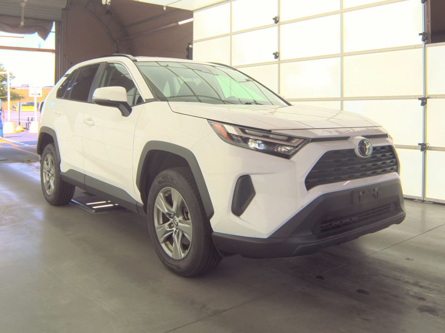 2023 Toyota RAV4 XLE photo 3