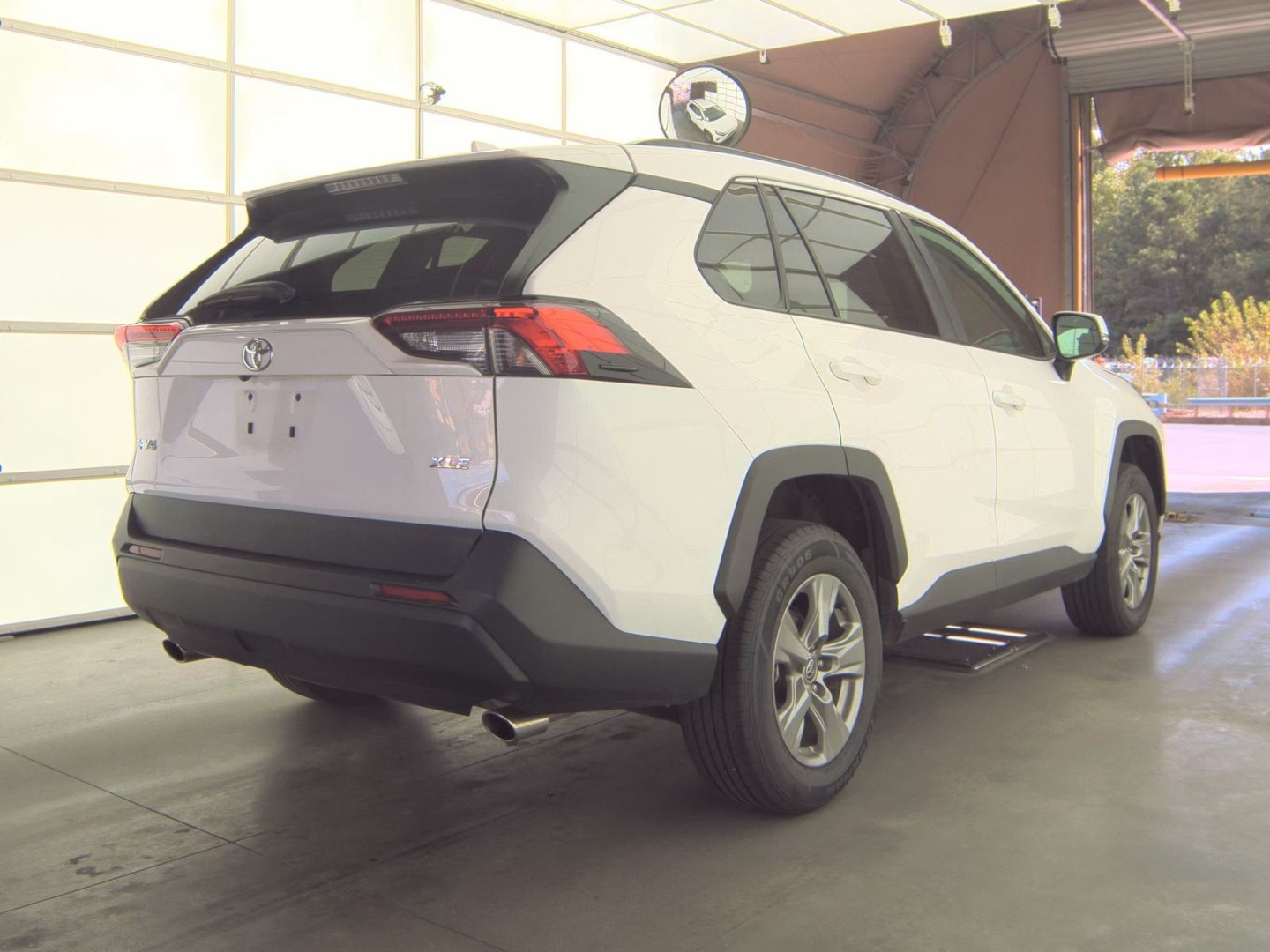 2023 Toyota RAV4 XLE photo 7