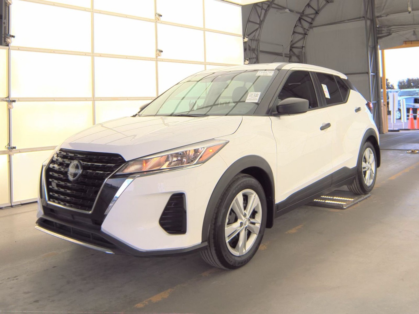 2023 Nissan Kicks S's photo