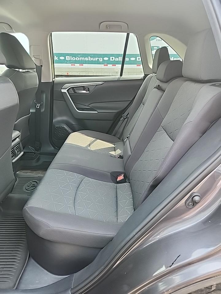 2021 Toyota RAV4 Hybrid XLE photo 6