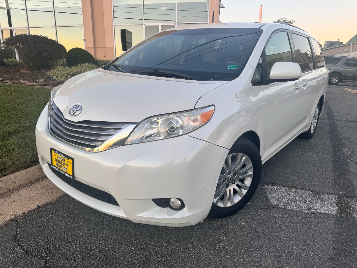 2017 Toyota Sienna XLE's photo