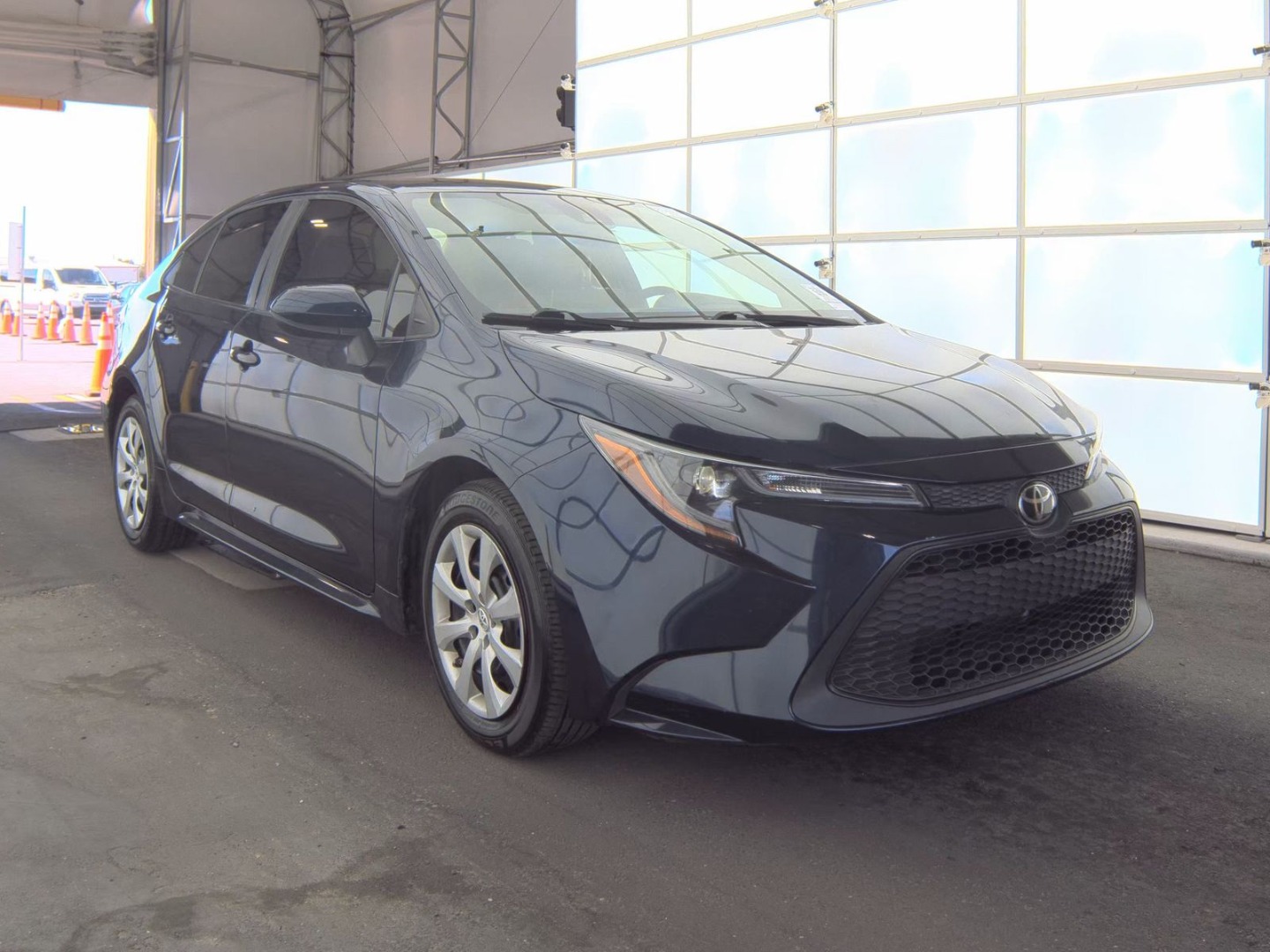 2021 Toyota Corolla LE photo 2