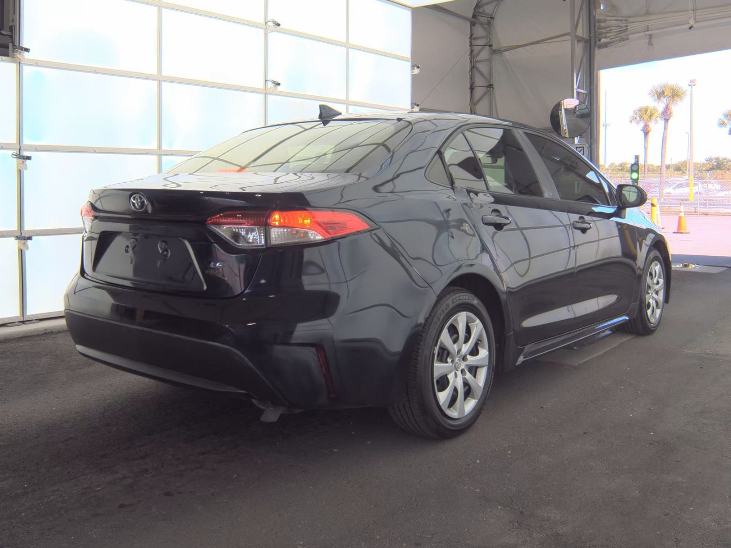 2021 Toyota Corolla LE photo 3