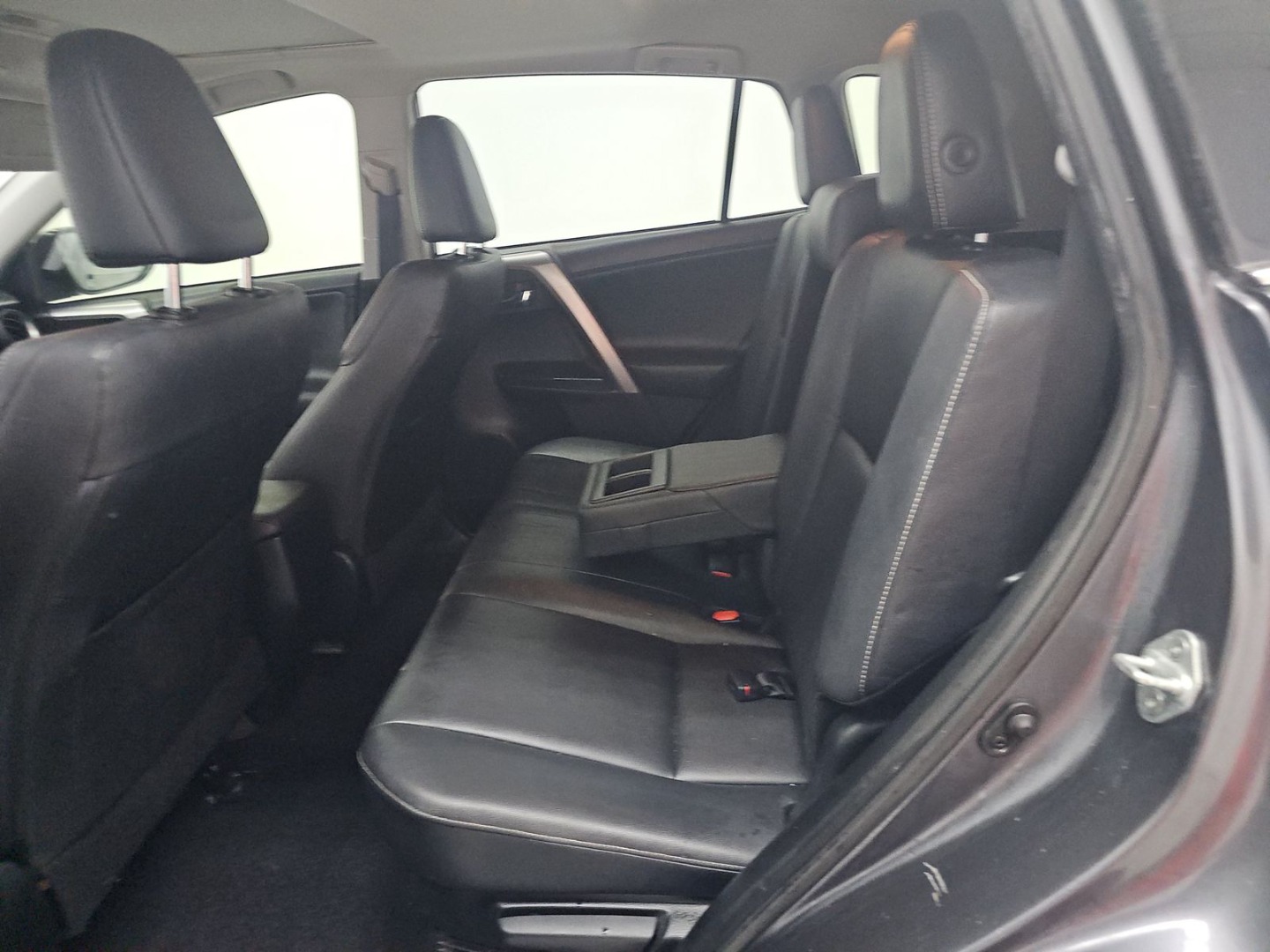 2017 Toyota RAV4 Limited Hybrid photo 3