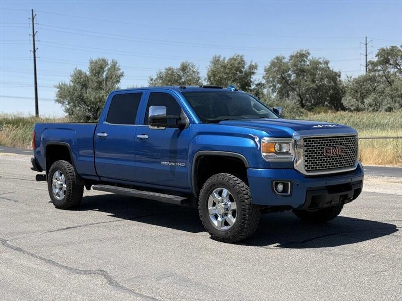 2015 GMC SIERRA 2500HD Denali 4x4 4dr Crew Cab SB