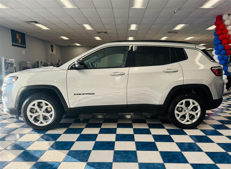 2024 Jeep Compass Latitude photo 3