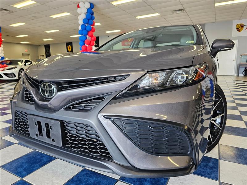 2022 Toyota Camry SE's photo