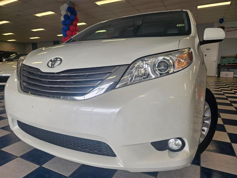 2016 TOYOTA SIENNA XLE w/DVD and Back-up Camera.. 8 seats